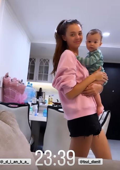 Vợ Tây của Bùi Tiến Dũng làm vedette show thời trang, nhan sắc khác hẳn lúc ở nhà-2