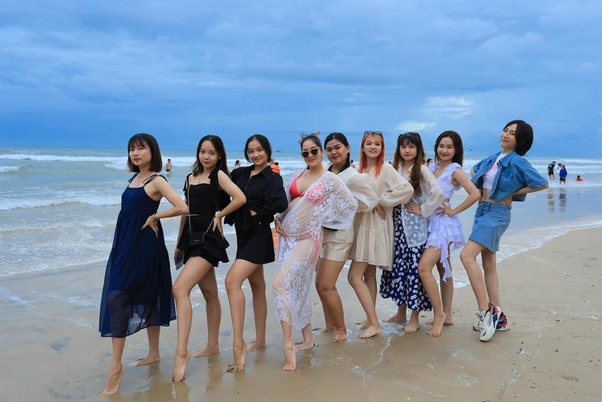 Mẹ bầu Khánh Thi rạng rỡ diện bikini những ngày cuối thai kỳ-5