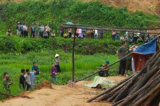 Điều tra vụ hai vợ chồng tử vong bất thường trên đường đồi ở Hòa Bình