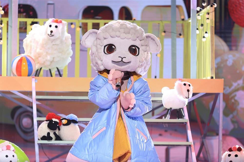 Không cần khán giả đồn đoán, Khởi My tự lộ bằng chứng là mascot Cừu Bông-1