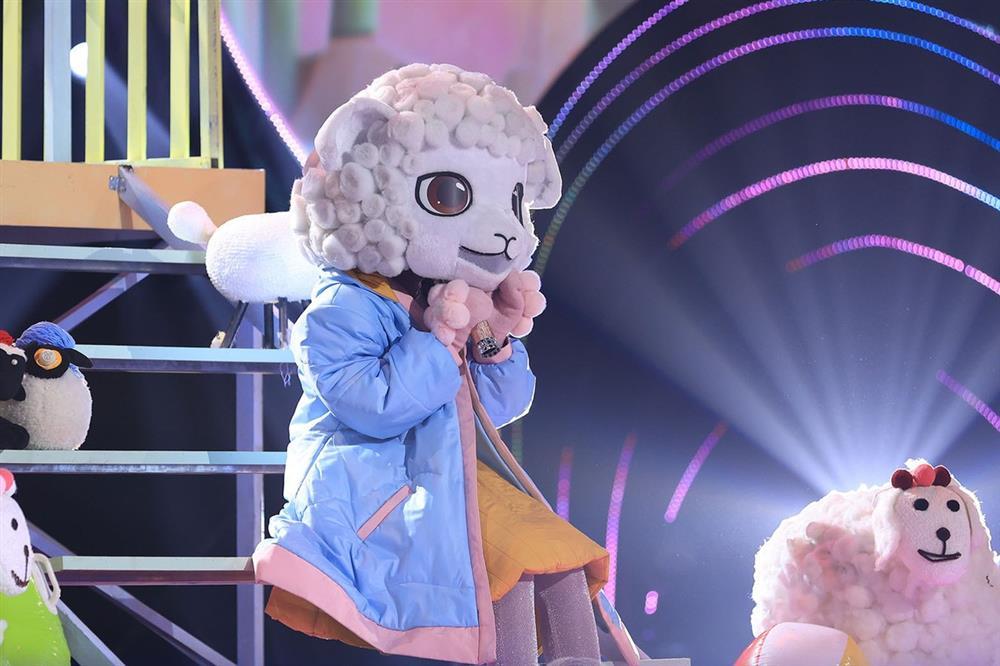 Không cần khán giả đồn đoán, Khởi My tự lộ bằng chứng là mascot Cừu Bông-2