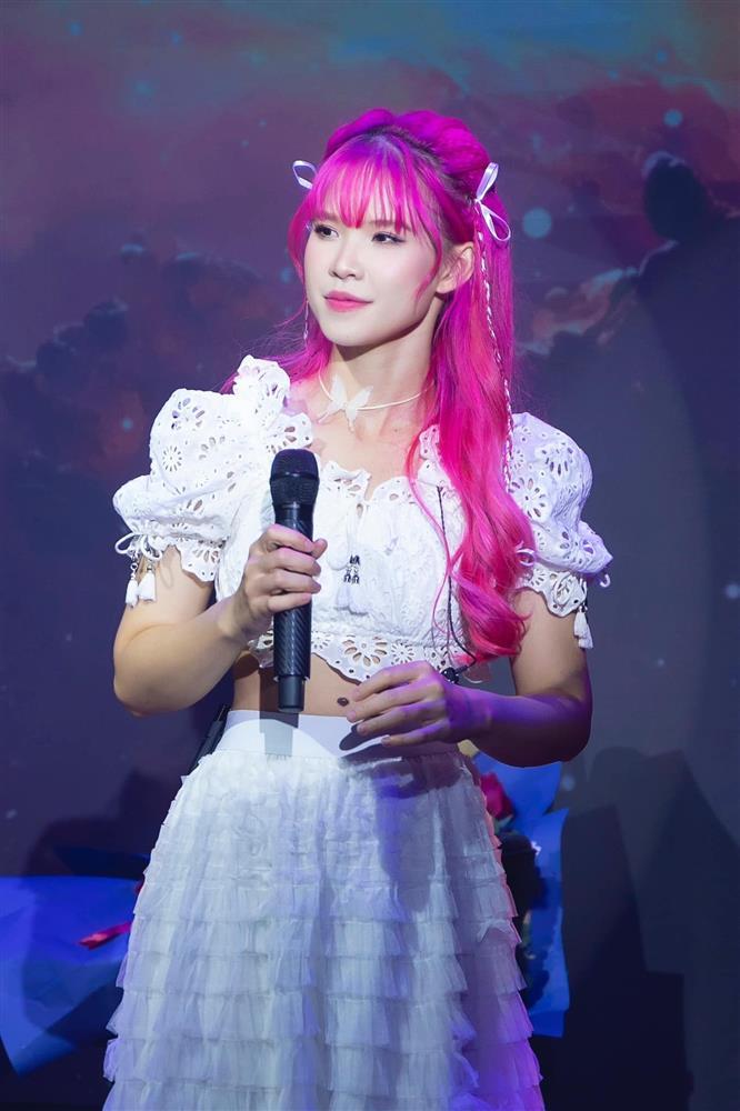 Không cần khán giả đồn đoán, Khởi My tự lộ bằng chứng là mascot Cừu Bông-4