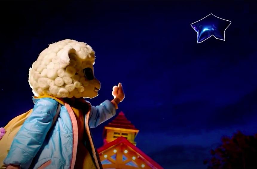 Không cần khán giả đồn đoán, Khởi My tự lộ bằng chứng là mascot Cừu Bông-5