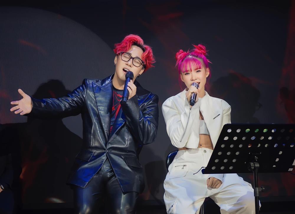 Không cần khán giả đồn đoán, Khởi My tự lộ bằng chứng là mascot Cừu Bông-6