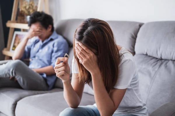 Đi dự tiệc đầy tháng con của cô bạn thân, tôi cay đắng nhận ra bí mật của chồng với đứa bé-2