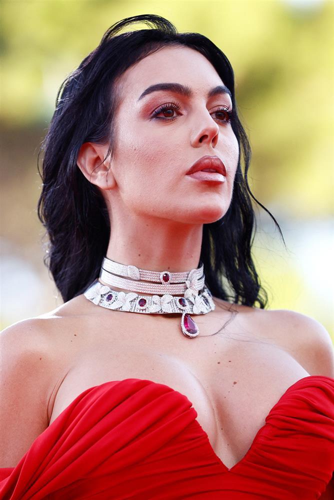 Bạn gái Ronaldo đầy gợi cảm trên thảm đỏ Venice-2