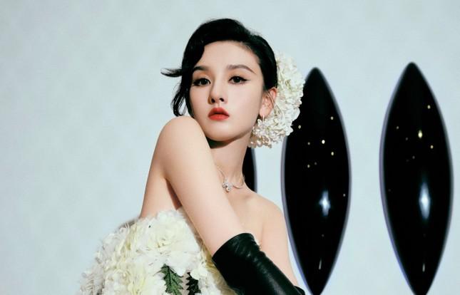 Tống Tổ Nhi sụp đổ sự nghiệp ở tuổi 25, nhiều nghệ sĩ vạ lây