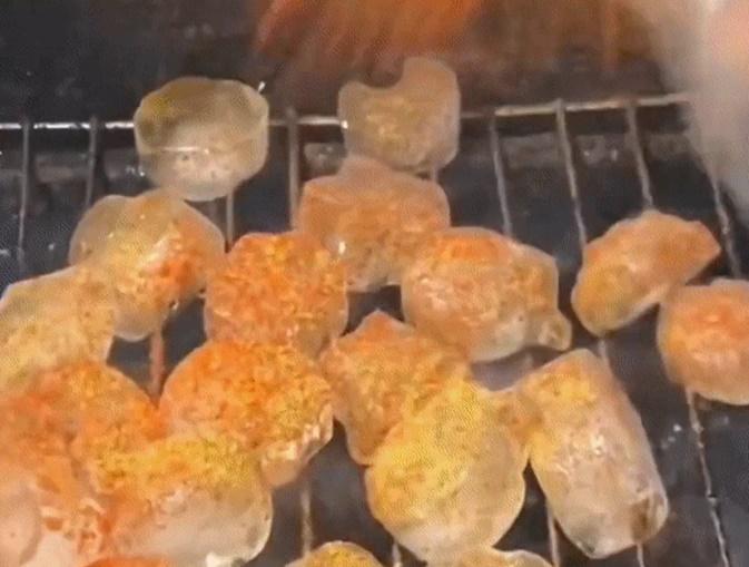 Đá lạnh sốt cay nướng than hồng: Món ăn tưởng như trò đùa của Trung Quốc-1