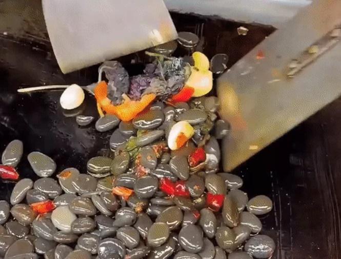 Đá lạnh sốt cay nướng than hồng: Món ăn tưởng như trò đùa của Trung Quốc-2