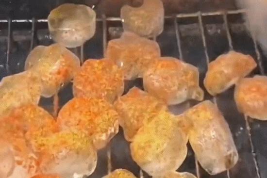 Đá lạnh sốt cay nướng than hồng: Món ăn tưởng như 'trò đùa' của Trung Quốc