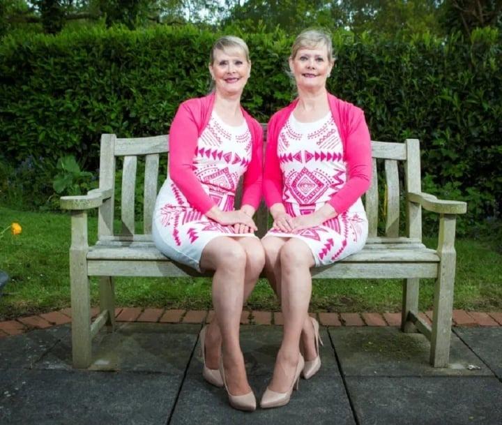 Cặp song sinh ăn mặc giống hệt nhau mỗi ngày trong suốt 23 năm-1