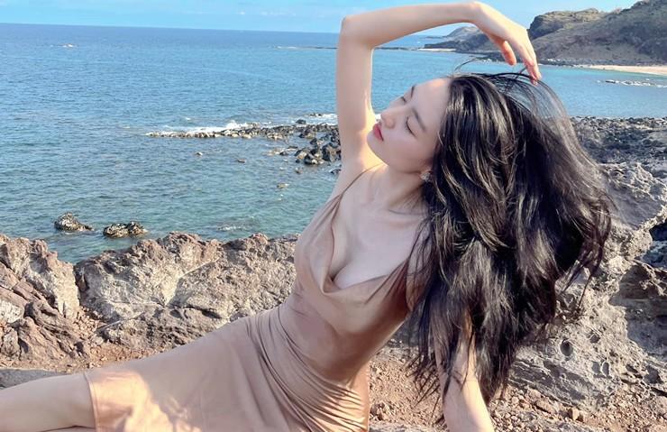 Chẳng cần bikini, loạt mỹ nhân nức tiếng vẫn khoe dáng đẹp khi tắm biển nhờ đâu?-10