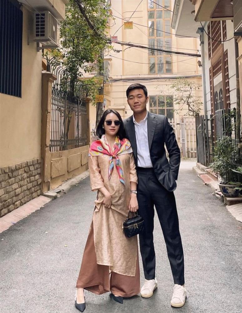 Hiếm hoi lộ diện cùng chồng, vợ cầu thủ Xuân Trường được khen trẻ trung-3