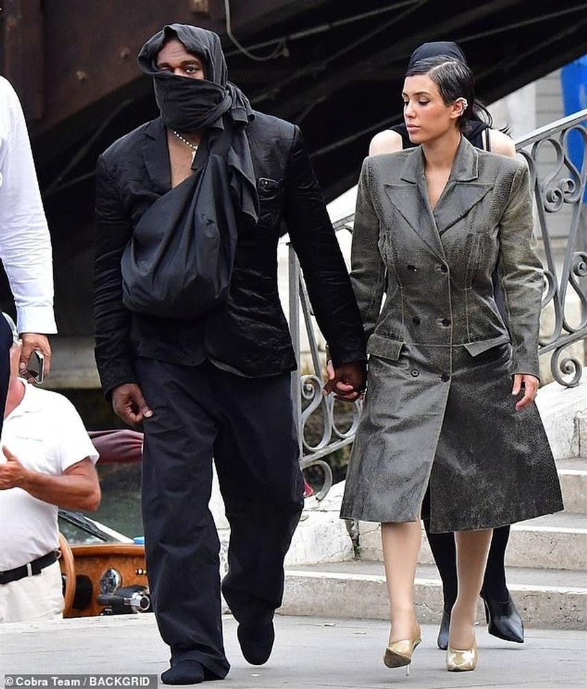 Hớ hênh vòng 3, vợ chồng Kanye West bị điều tra, bị cấm đi thuyền ở Venice-2