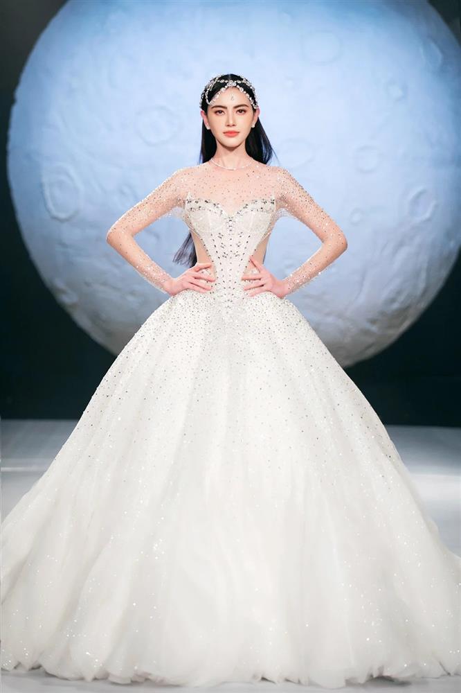 Ma nữ Thái Lan Mai Davika diện váy cưới, Lý Nhã Kỳ xin vía sớm lấy chồng-2