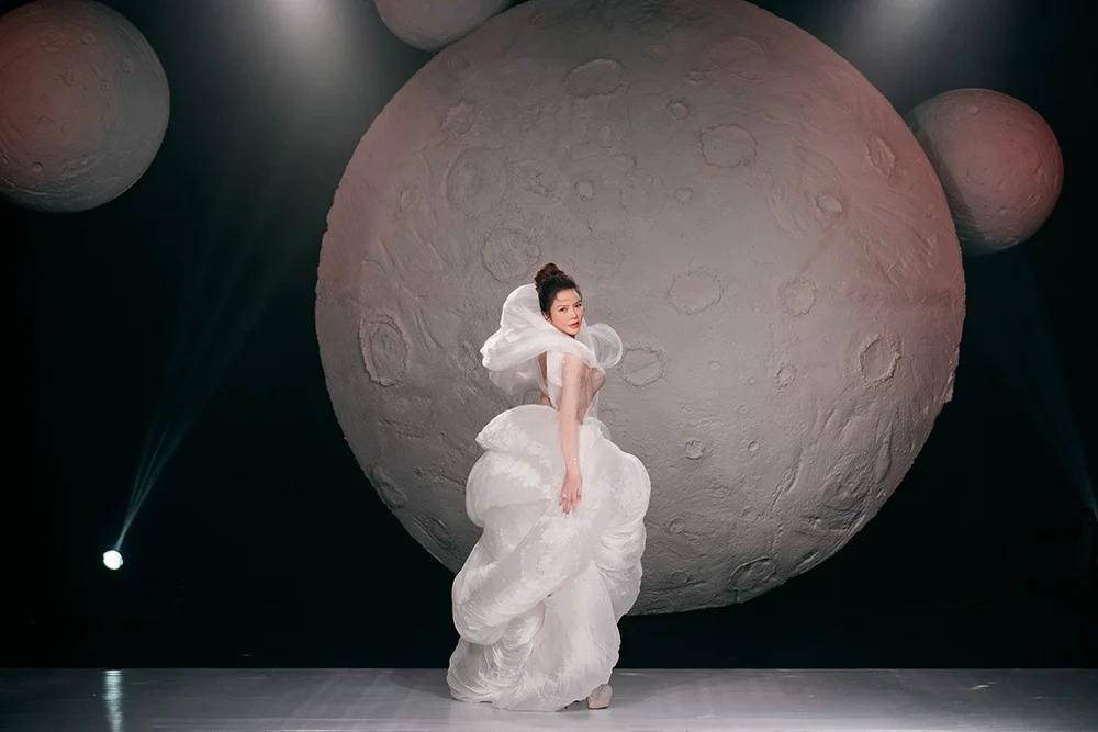 Ma nữ Thái Lan Mai Davika diện váy cưới, Lý Nhã Kỳ xin vía sớm lấy chồng-4