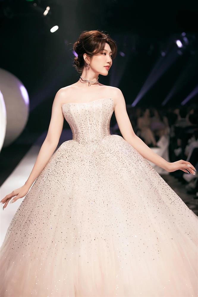 Ma nữ Thái Lan Mai Davika diện váy cưới, Lý Nhã Kỳ xin vía sớm lấy chồng-7