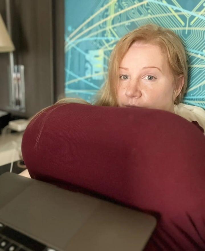 Người phụ nữ chuyển giới có bộ ngực nặng bằng đứa trẻ-4