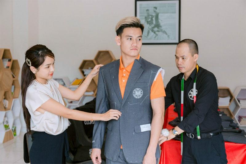 Người đẹp Hà thành thân thiết bên dàn cầu thủ bóng đá đình đám-3