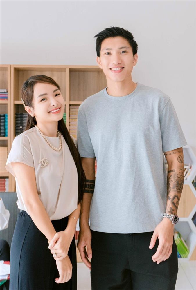 Người đẹp Hà thành thân thiết bên dàn cầu thủ bóng đá đình đám-2