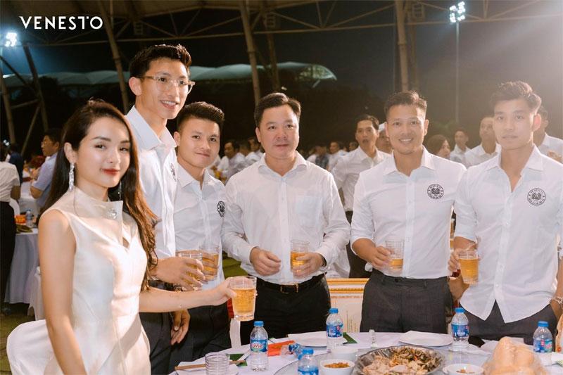 Người đẹp Hà thành thân thiết bên dàn cầu thủ bóng đá đình đám-1