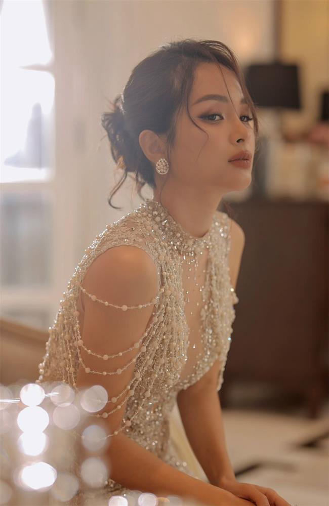 Người đẹp Hà thành thân thiết bên dàn cầu thủ bóng đá đình đám-4