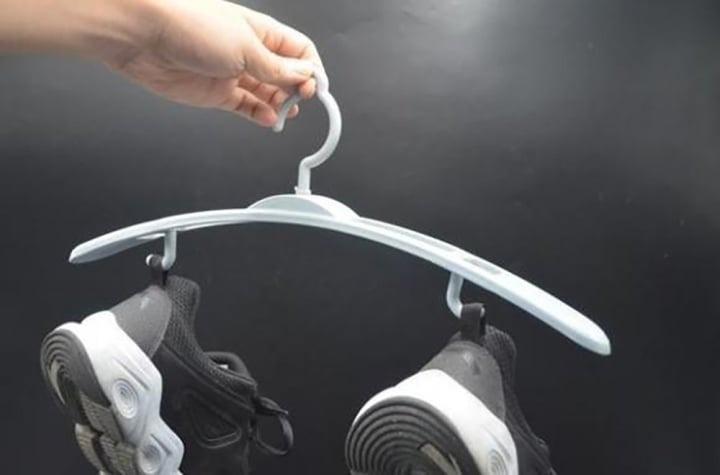 Tác dụng bất ngờ của mẩu dây nhỏ phía sau giày-2