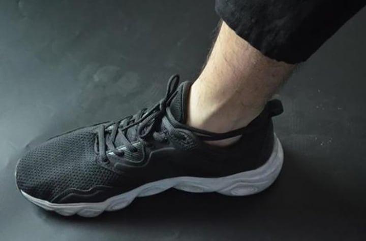 Tác dụng bất ngờ của mẩu dây nhỏ phía sau giày-3