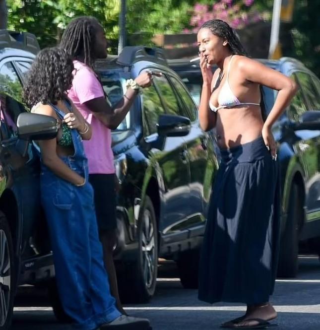 Con gái ông Obama mặc áo ngực xuống phố-1