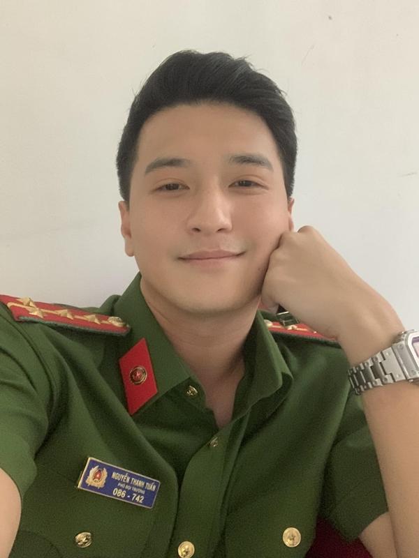 Huỳnh Anh: Đời thường xuề xòa khác biệt vẻ nghiêm túc của cảnh sát Tuấn trong Biệt Dược Đen-3