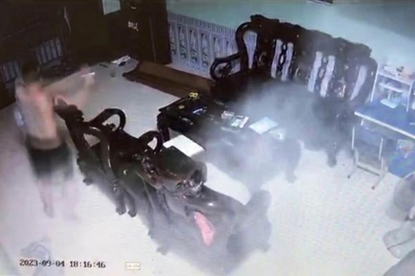 Ngăn chặn nam thanh niên tẩm xăng định đốt nhà người yêu-1