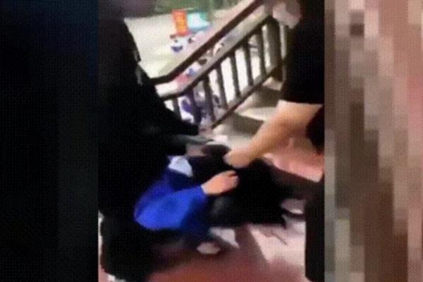 Nữ sinh đại học nuốt bàn chải đánh răng vào bụng-2