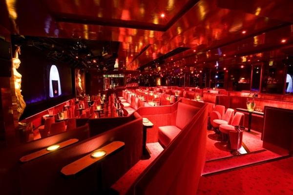 Lisa (BlackPink) biểu diễn trong quán rượu khỏa thân nổi tiếng-3