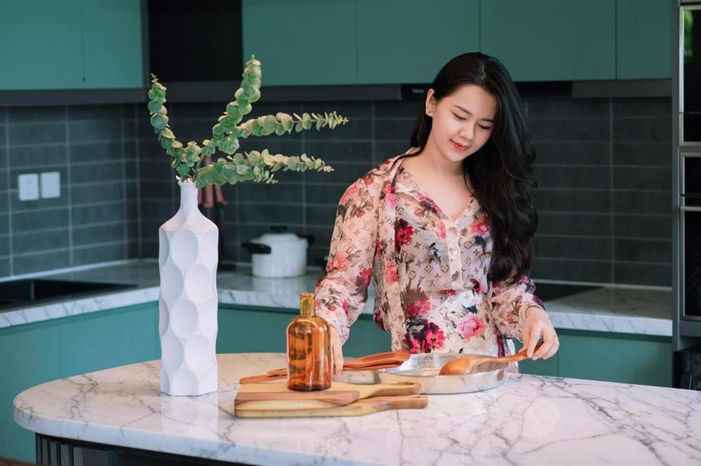 Sau 5 năm cưới cầu thủ Quế Ngọc Hải, hoa khôi Đại học Vinh giờ ra sao?-4