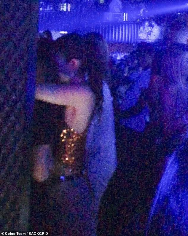 Leonardo DiCaprio hôn đắm đuối người mẫu Ý 25 tuổi-1