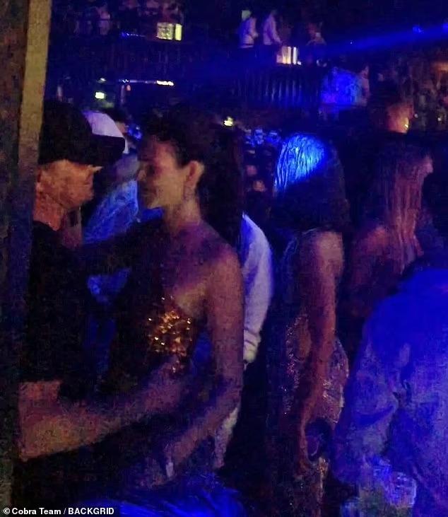 Leonardo DiCaprio hôn đắm đuối người mẫu Ý 25 tuổi-4