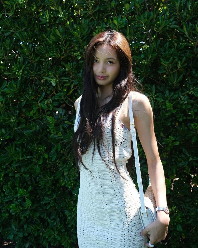 Từ khi rộ tin đồn yêu con trai tỷ phú, Lisa mặc đồ ngày càng gợi cảm-2