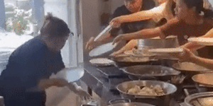 Hà Nội: Ăn buffet hải sản, khách bức xúc xếp hàng chờ xin từng đĩa-1