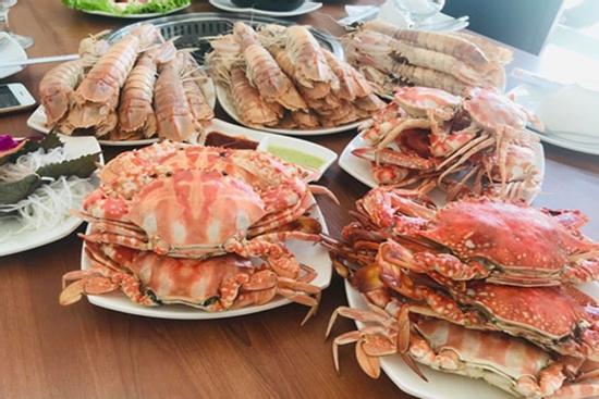 Hà Nội: Ăn buffet hải sản, khách bức xúc xếp hàng chờ 'xin' từng đĩa