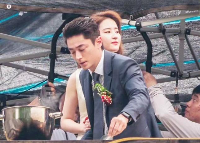 Lưu Diệc Phi một ngày hôn 2 bạn diễn nam-2