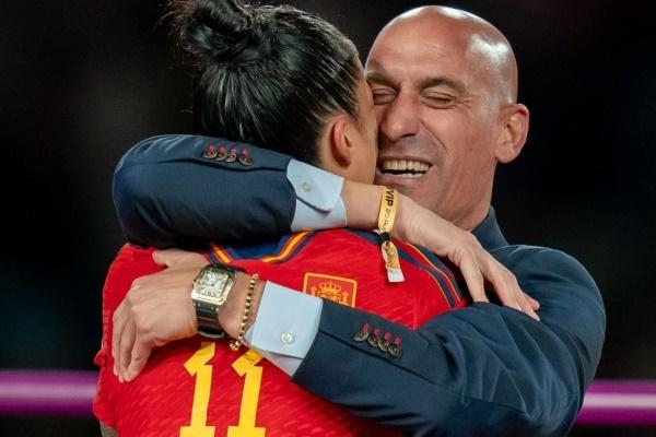 Nhà vô địch World Cup nữ kiện chủ tịch LĐBĐ Tây Ban Nha-1