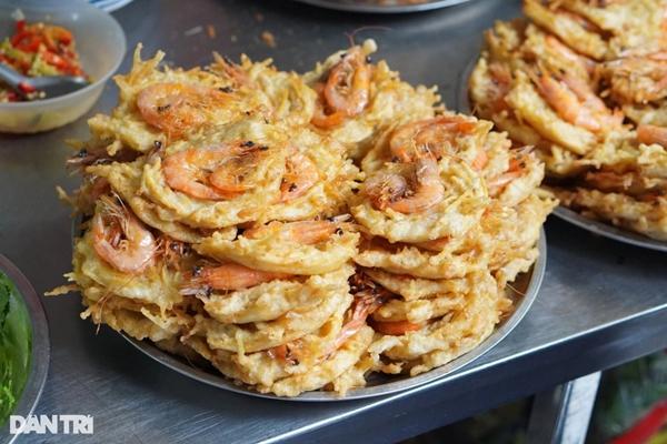 Quán bánh tôm muốn thưởng thức cần may mắn ở ngõ chợ Đồng Xuân-2