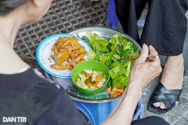 Quán bánh tôm muốn thưởng thức cần may mắn ở ngõ chợ Đồng Xuân-3