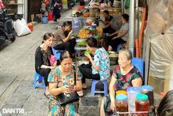 Quán bánh tôm 'muốn thưởng thức cần may mắn' ở ngõ chợ Đồng Xuân