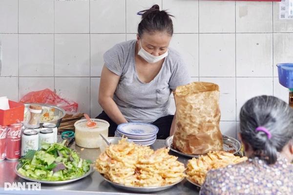 Quán bánh tôm muốn thưởng thức cần may mắn ở ngõ chợ Đồng Xuân-4