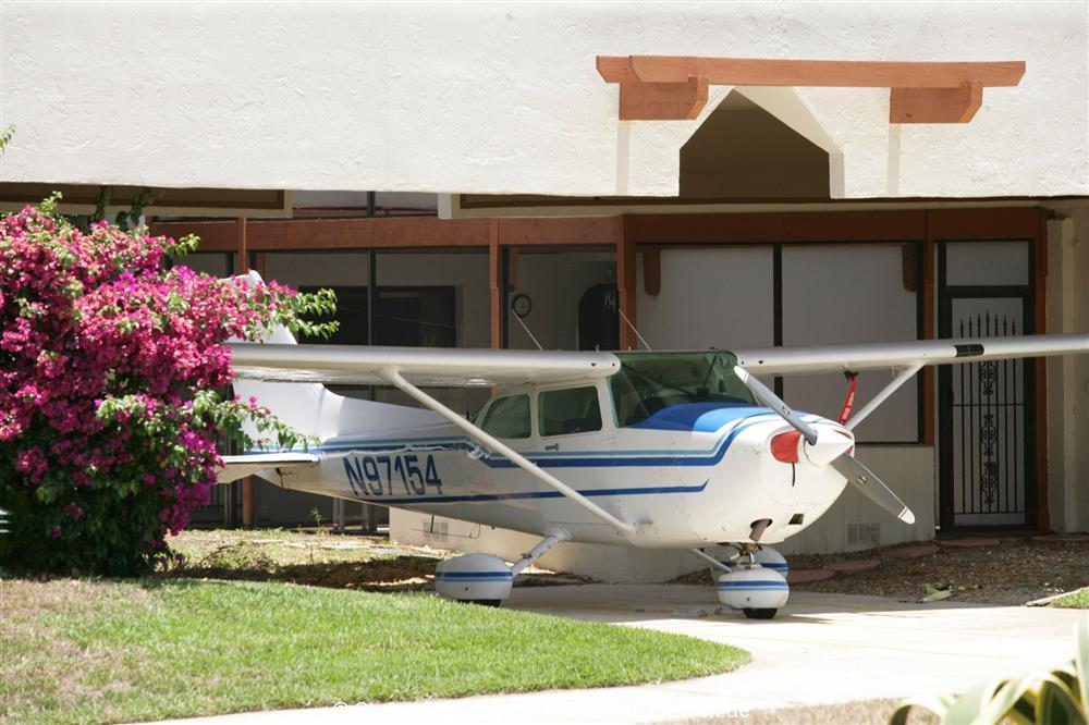 Thị trấn nhỏ giàu tới mức người dân lái máy bay đi ăn sáng mỗi ngày-4