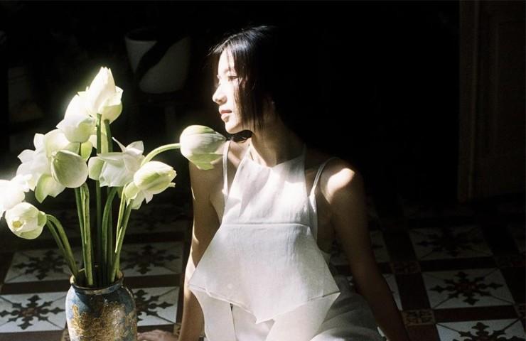 Trong mùa thu Hà Nội mát mẻ, dàn tú nữ mặc yếm không phòng hộ dạo phố-6