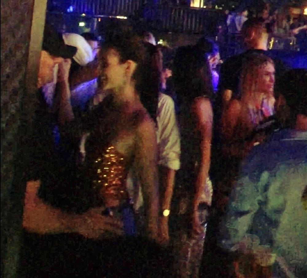 Người mẫu 25 tuổi ôm hôn Leonardo DiCaprio trong hộp đêm là ai?-1