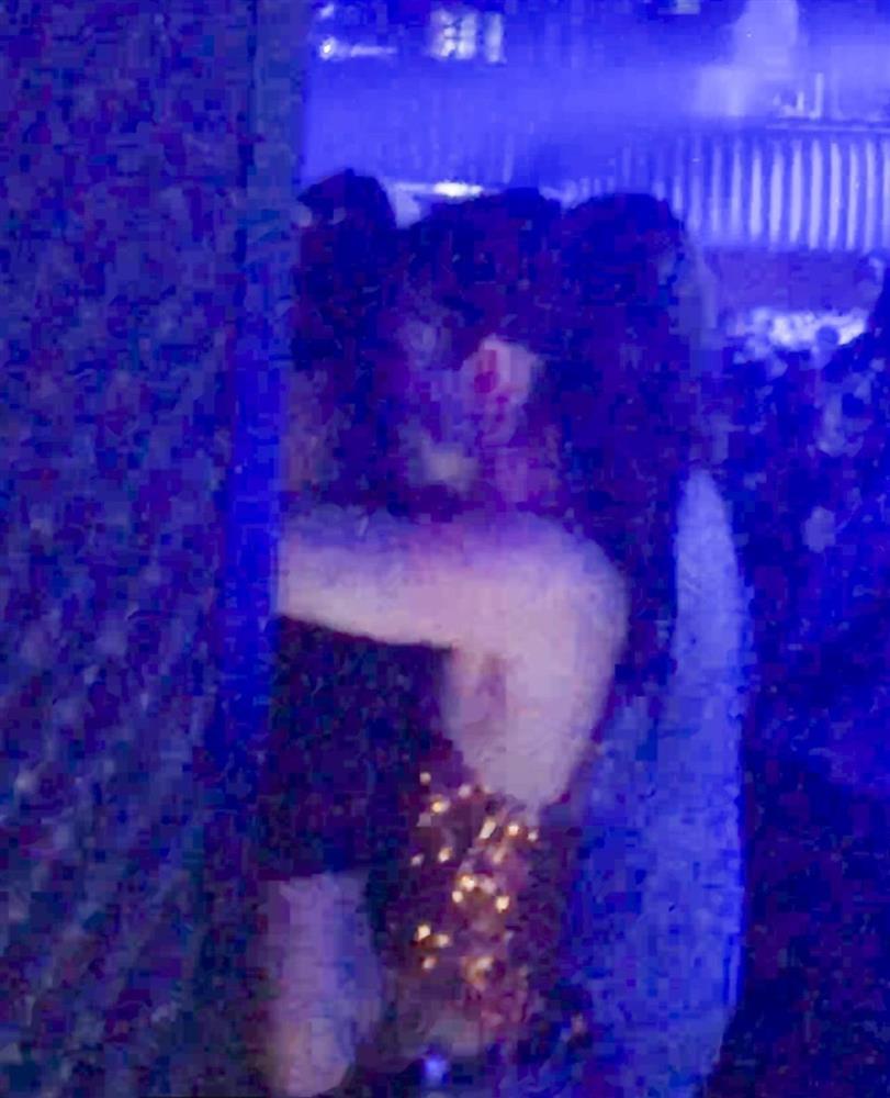 Người mẫu 25 tuổi ôm hôn Leonardo DiCaprio trong hộp đêm là ai?-2