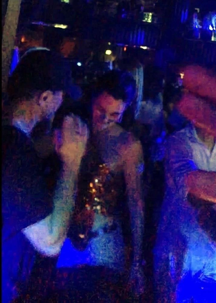 Người mẫu 25 tuổi ôm hôn Leonardo DiCaprio trong hộp đêm là ai?-3